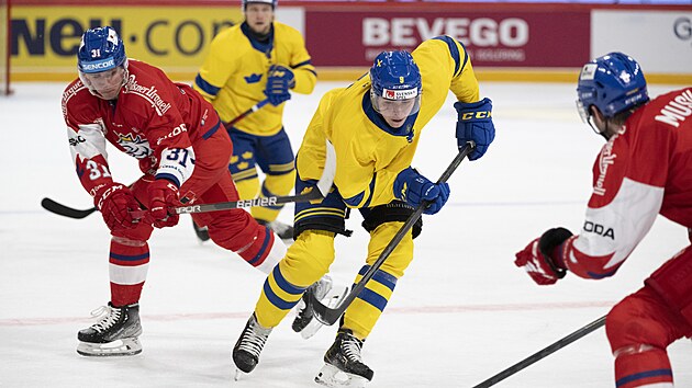 �v�dsk� �to�n�k Linus Karlsson (9) se prob�j� �eskou obranou. Vlevo forvard Jakub Vr�na (31), vpravo obr�nce David Musil (6)