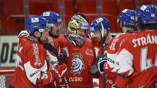 Čeští hokejisté se radují z vítězství v úvodním utkání na Švédských hrách ve Stockholmu proti domácímu mužstvu.