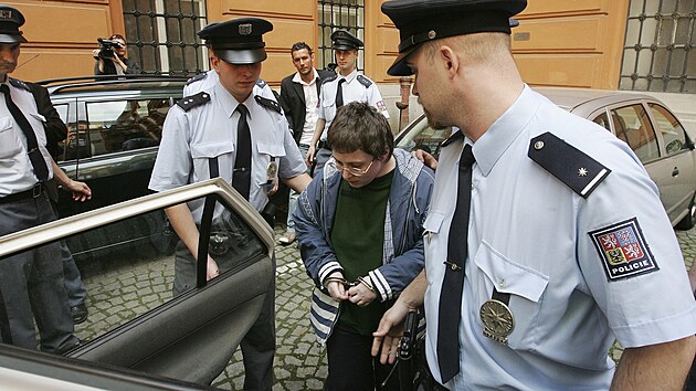 Policejní eskorta odvádí od soudu v Brně Barboru Škrlovou v poutech. (2008)