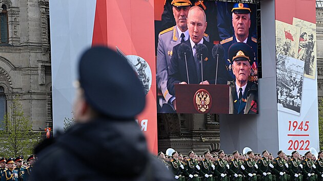 V Moskv zaala u pleitosti Dne vtzstv vojensk pehldka. Na n tak promluvil rusk prezident Vladimir Putin. (9. kvtna 2022)