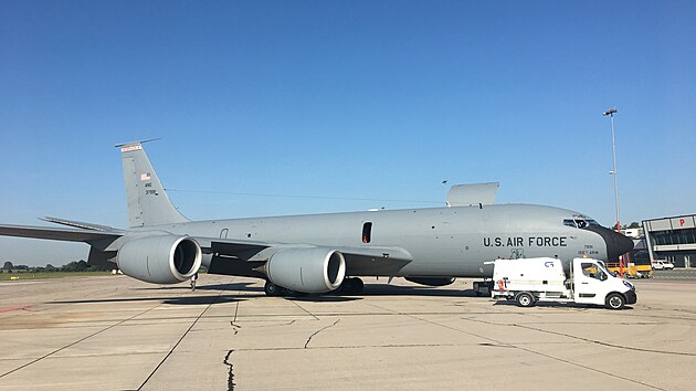 Americký tanker KC-135 na letišti v Pardubicích v roce 2021 v rámci cvičení Ample Strike.