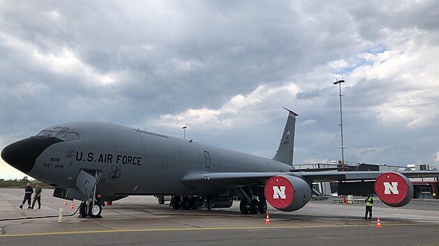 Létající tanker KC-135 americké Národní gardy z Nebrasky na pardubickém letišti (5.5.2022)