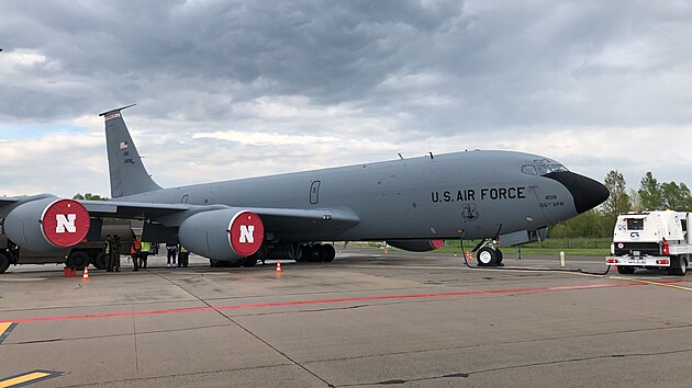 Létající tanker KC-135 americké Národní gardy z Nebrasky na pardubickém letišti (5.5.2022)