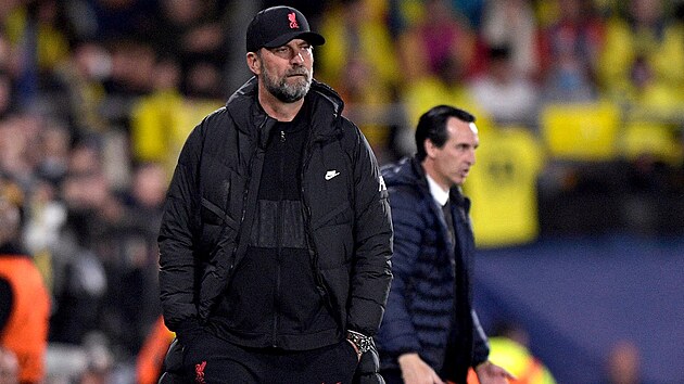 Liverpoolský kouč Jürgen Klopp přihlíží utkání na stadionu Villarrealu v...