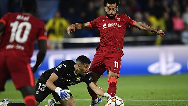 Gernimo Rulli (Villarreal) sbr balon zpod nohy Mohameda Salaha (Liverpool).