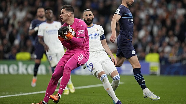 Ederson z Manchesteru City chyt balon ped Karimem Benzemou z Realu Madrid.