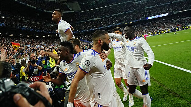 Fotbalist Realu Madrid maj radost z postupovho glu Karima Benzemy (uprosted) v semifinle Ligy mistr.