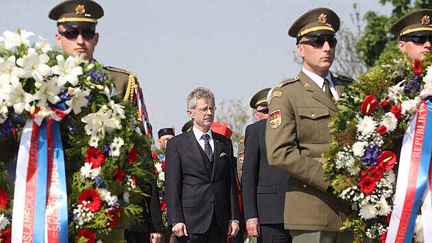 Pedseda Sentu R Milo Vystril bhem slavnostnho kladen vnc na praskm Vtkov u hrobu Neznmho vojna pi pleitosti Dne vtzstv. Pipomnme si vro 77. let od konce druh svtov vlky.