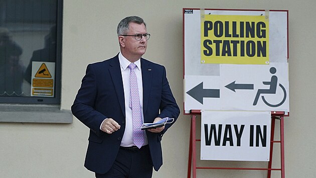 Britov zamili k volebnm mstnostech ve svch regionech. Na fotografii ldr demokratick strany DUP Jeffrey Donaldson. (5. kvtna 2022)