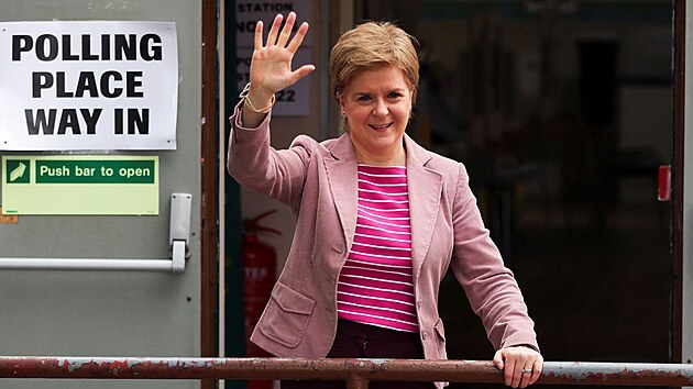 V Glasgow odvolila skotsk premirka Nicola Sturgeonov. (5. kvtna 2022)