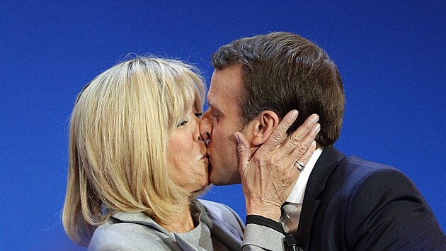 Emmanuel Macron se svou chotí Brigitte na snímku z dubna 2017.