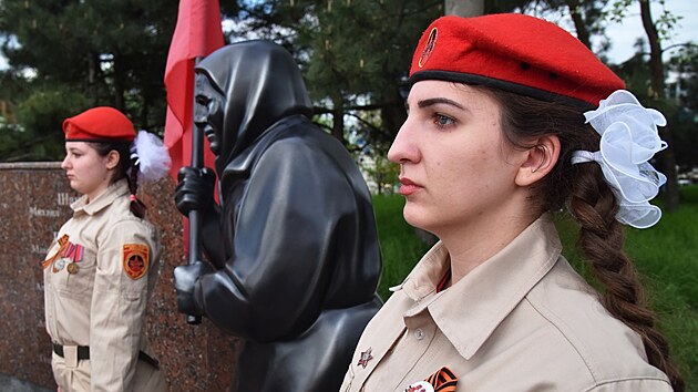 Rusk sly odhalily ve okupovanm ukrajinskm Mariupolu pamtnk, kter zobrazuje starou enu se sovtskou vlajkou a m symbolizovat podporu Rusku ze strany mstnch obyvatel. (5. kvtna 2022)