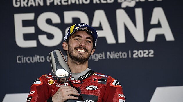 Ital Francesco Bagnaia se usmv, v kategorii MotoGP vyhrl Velkou cenu...