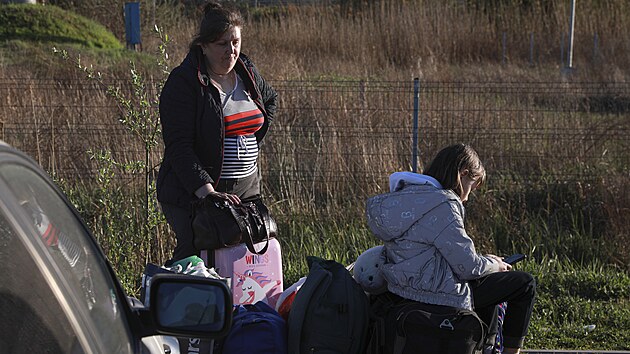 Ukrajint uprchlci odpovaj po pekroen hraninho pechodu v Moldavsku. (26. dubna 2022)