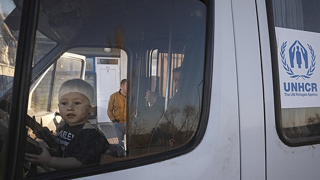 Ukrajinští uprchlíci odpočívají po překročení hraničního přechodu v Moldavsku. (26. dubna 2022)
