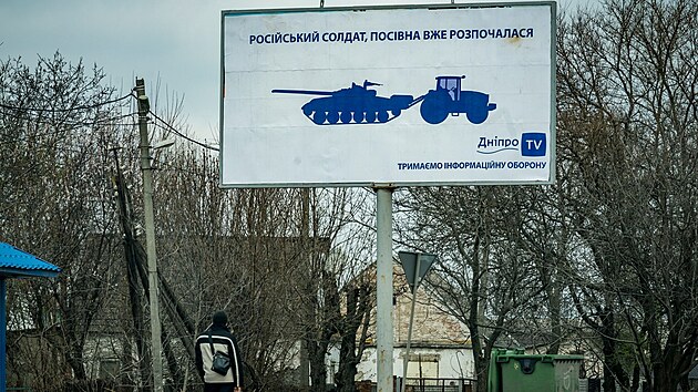Ukrajinský vzkaz pro okupanty v Dnipropetrovsku: Ruský vojáku, sezona setby začíná. (24. března 2022)