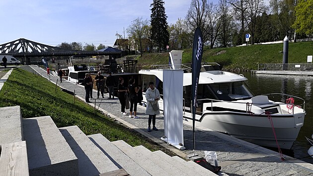 Pi slavnostnm oteven pstavn hrany v eskch Budjovicch si lid mohli prohldnout lod, s nim se mohou vydat na plavbu po Vltav.