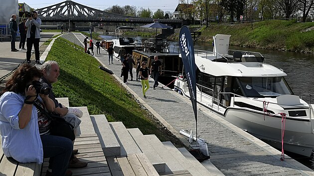 Pi slavnostnm oteven pstavn hrany v eskch Budjovicch si lid prohldli lod, s nim se mohou vydat na plavbu po Vltav.