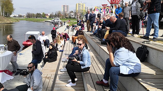 Při slavnostním otevření přístavní hrany v Českých Budějovicích si lidé mohli prohlédnout lodě, s nimž se mohou vydat na plavbu po Vltavě.