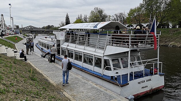 Při slavnostním otevření přístavní hrany v Českých Budějovicích si lidé prohlédli lodě, s nimž se mohou vydat na plavbu po Vltavě.