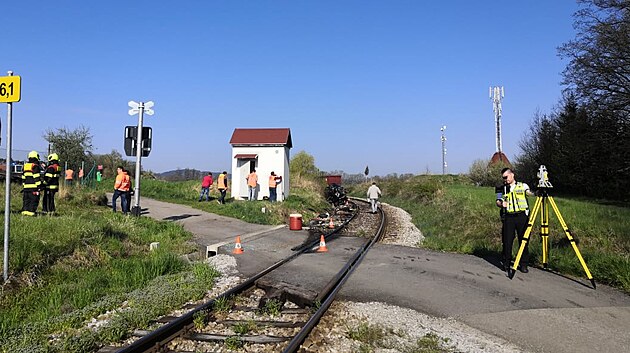 Smrtelná nehoda se stala na přejezdu v Černém Dubu na Budějovicku. Nákladní vlak tam na přejezdu smetl osobní auto.
