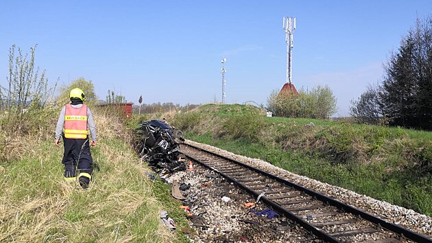 Smrtelná nehoda se stala na přejezdu v Černém Dubu na Budějovicku. Nákladní vlak tam na přejezdu smetl osobní auto.