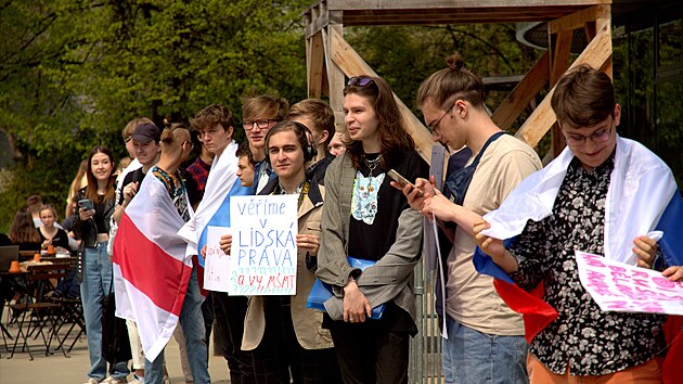 Skupina studentů protestovala v kampusu Dejvice proti zákazu vydávání víz a povolení k pobytu. (4. května 2022)