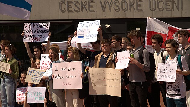Skupina student protestovala v kampusu Dejvice proti zkazu vydvn vz a povolen k pobytu. (4. kvtna 2022)