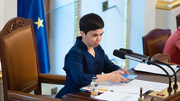 Místopředsedkyně Sněmovny Olga Richterová na mimořádné schůzi Sněmovny 3. května 2022