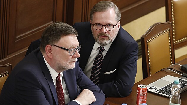 Premiér Petr Fiala a ministr financí Zbyněk Stanjura v průběhu mimořádné schůze dolní komory parlamentu.