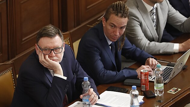 Ministr financí Zbyněk Stanjura a ministr pro místní rozvoj Ivan Bartoš v průběhu jednání mimořádné schůze dolní komory parlamentu.