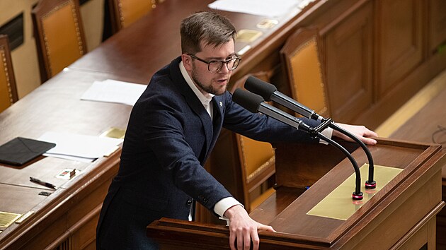 Pirát Jakub Michálek v prbhu jednání mimoádné schze dolní komory parlamentu.