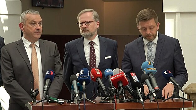 Premiér Petr Fiala, ministr prnyslu a obchodu Jozef Síkela a ministr vnitra po...