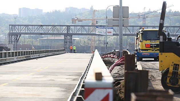Kvůli napojování provizorního mostu přes Svitavu se v okolí brněnského Tomkova náměstí tvořily v pondělí 2. května ráno dlouhé kolony.