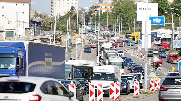 Kvli napojovn provizornho mostu pes Svitavu se v okol brnnskho Tomkova nmst tvoily v pondl 2. kvtna 2022 rno dlouh kolony.