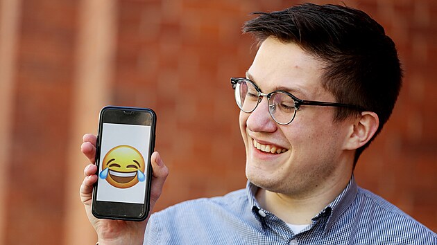 Rozesmt obliej se slzami tst je ve vtin zem nejpouvanjm emoji,...