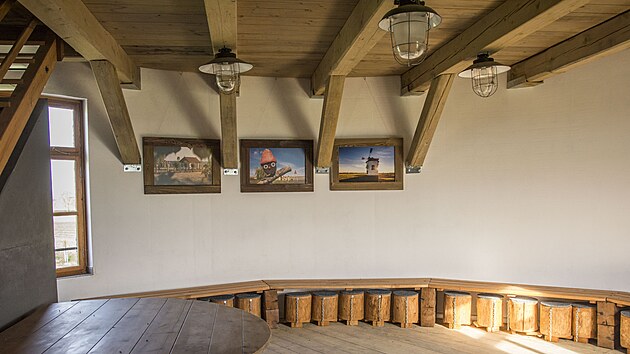 Uvnit� ml�na jsou i prostory pro men�� kulturn� akce, po obvodu jsou lavice a poj�zdn� �palky na sezen�.