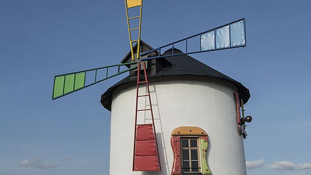 Jaroslav Horák postavil u Černilova na Hradecku pestrobarevný větrný mlýn s malovanými okny i lopatkami, které pohání elektromotor.
