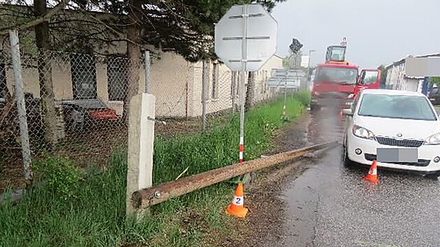 Bagr nalo�en� na n�kladn� v�z strhl sloup na osobn� vozidlo, v n�m� sed�la �idi�ka. (5. 5. 2022)