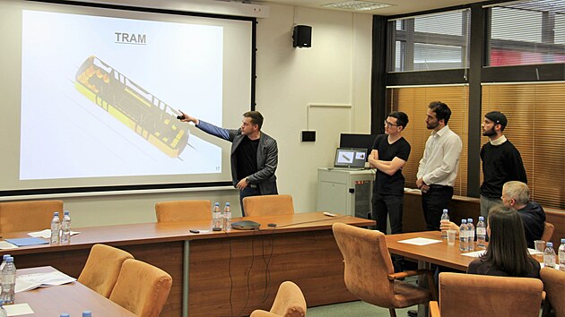 Studenti ZU v Plzni navrhli tramvaj, kter by ve dne vozila lidi, v noci zsilky.