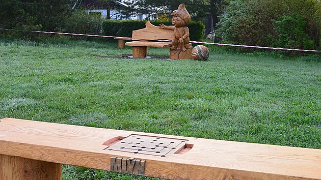 Sv�ovy lavi�ky maj� k rybn�ku p�il�kat rodiny s d�tmi.