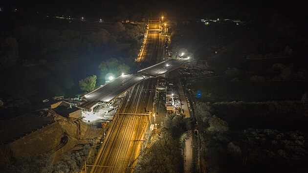 Stavbaři ze soboty na neděli dokončili otáčecí manévr  dálničního mostu v Uhersku.