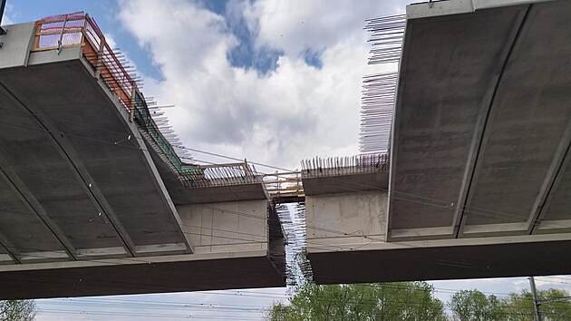 Definitivně otočená vahadla dálničního mostu v Uhersku.