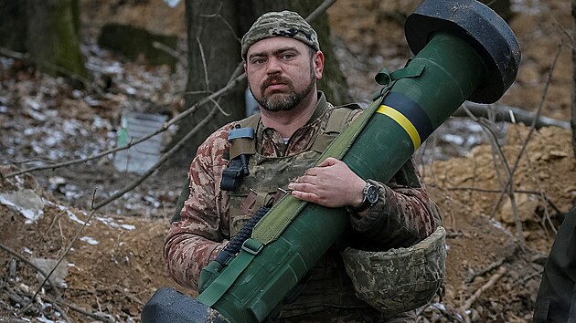 Ukrajinsk vojk dr modern protitankovou stelu Javelin. (13. bezna 2022)
