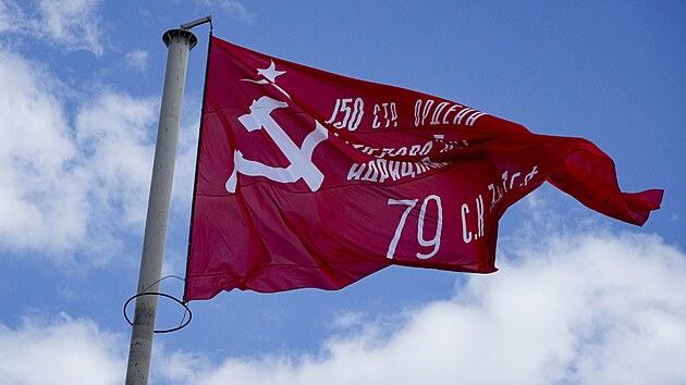Rud vlajka, replika praporu vtzstv, vlaje ve vtru nad centrlnm nmstm v Melitopolu v Zporosk oblasti. (1. kvtna 2022)