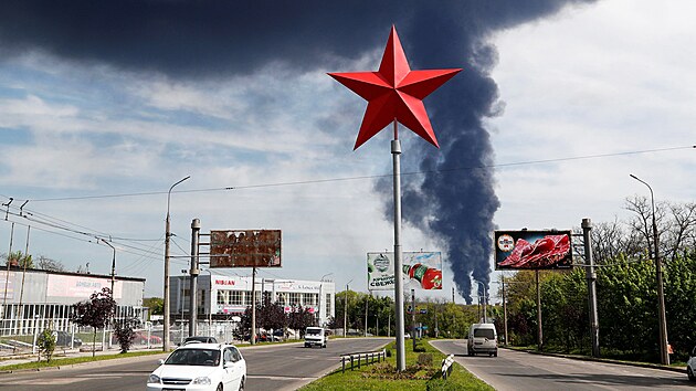 Kou stoupá nad hoícím skladem ropy na okraji msta v Doncku na Ukrajin. (4....