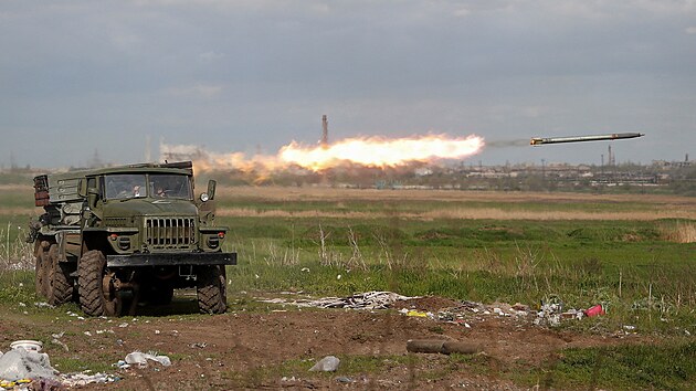 Vojci proruskch jednotek odpaluj sovtsk salvov raketomet BM-21 Grad pobl zvodu Azovstal .(2. kvtna 2022)