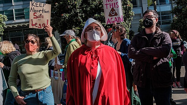 Demonstranti ve Washingtonu protestuj proti navrhovanmu zruen prva na potrat, ke ktermu se dajn chyst Nejvy soud. (3. kvtna 2022)