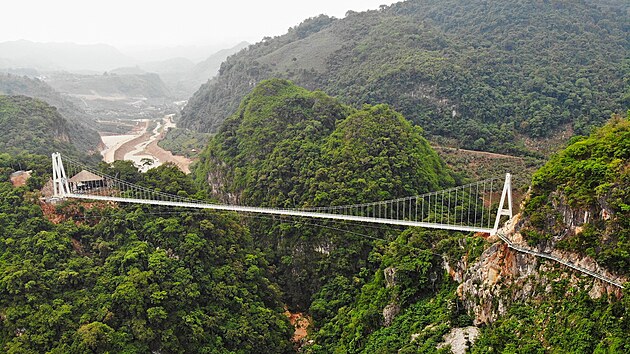 Nejdelm prosklenm mostem je vietnamsk most Bach Long.