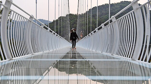 Nejdelm prosklenm mostem je vietnamsk most Bach Long.